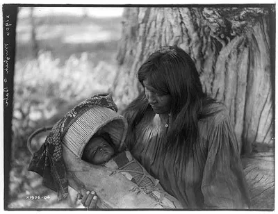 Mizheh and babe, 1906
