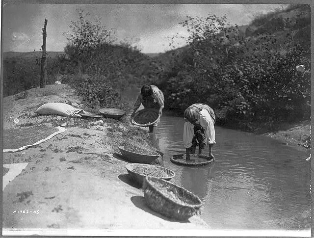 Washing wheat--San Juan, New Mexico, San Juan, 1905