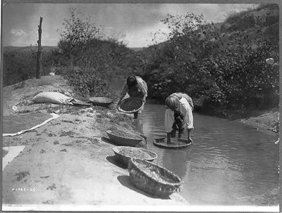 Washing wheat--San Juan, New Mexico, San Juan, 1905
