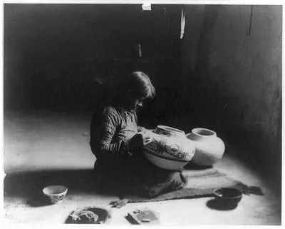 Nunipayo [i.e. Nampeyo] decorating pottery, Arizona, 1900