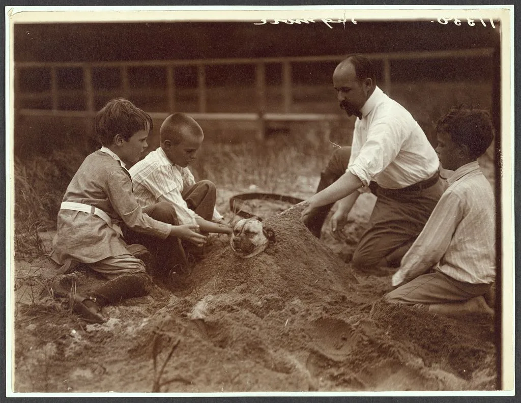 Playing in the sand, Oyster Bay, New York, 1904