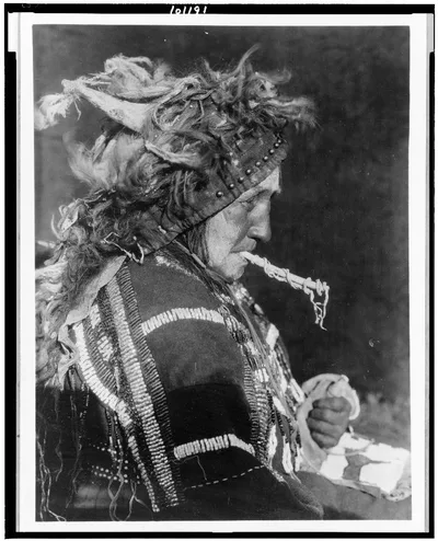 [Head-dress of Matóki Society--Blood], Alberta, 1927