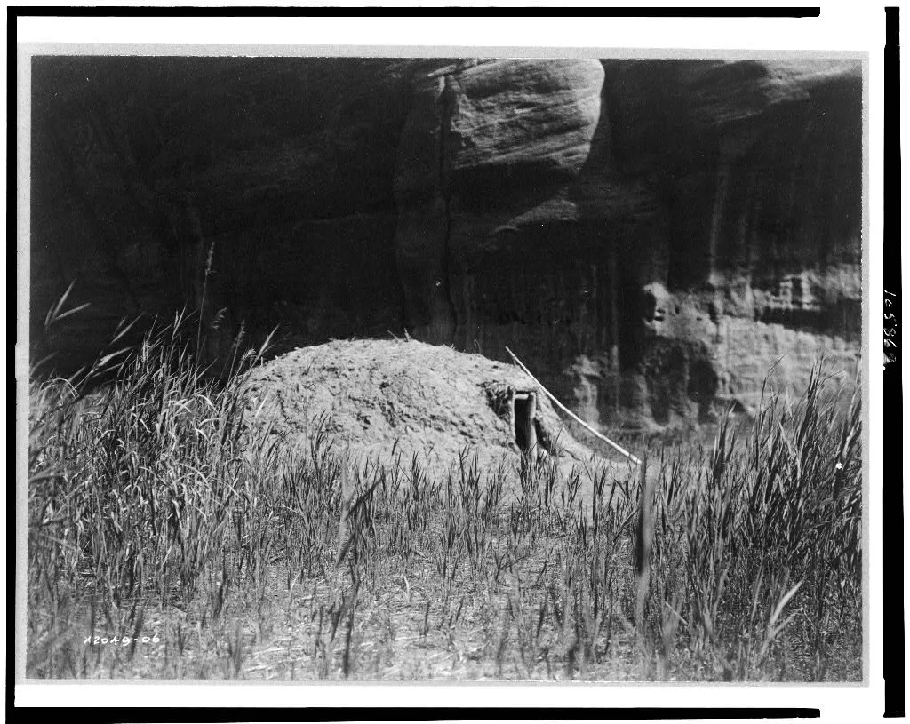 [Navaho hogan in Cañon del Muerta(?)], Southwestern States, 1906