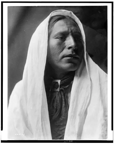 [Iahla, "Willow", Taos, head-and-shoulders portrait, facing right], New Mexico, 1905