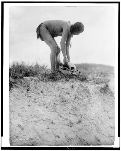 [Hu ka-lowa pifire-carrier bringing the skull], 1908