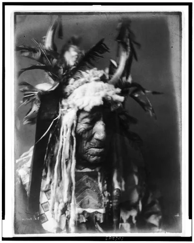 [Lean Wolf--Hidatsa], North Dakota, 1908