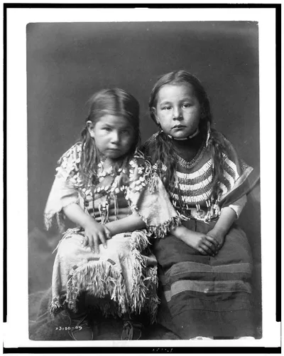 [Bull Shoe's children], Montana, 1910