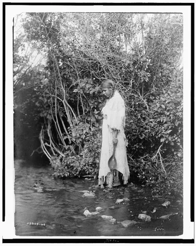 [At the water's edge--Arikara], North Dakota, 1908