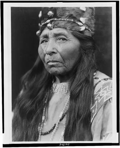 [Klamath woman, head-and-shoulders portrait, facing left, Oregon, 1923