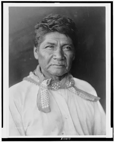 [Marcos, Palm Cañon Cahuilla, half-length portrait, facing slightly…, 1905