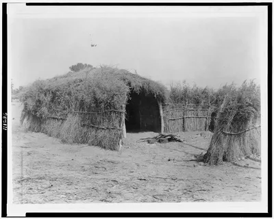 [Cahuilla house in the desert, California], 1924