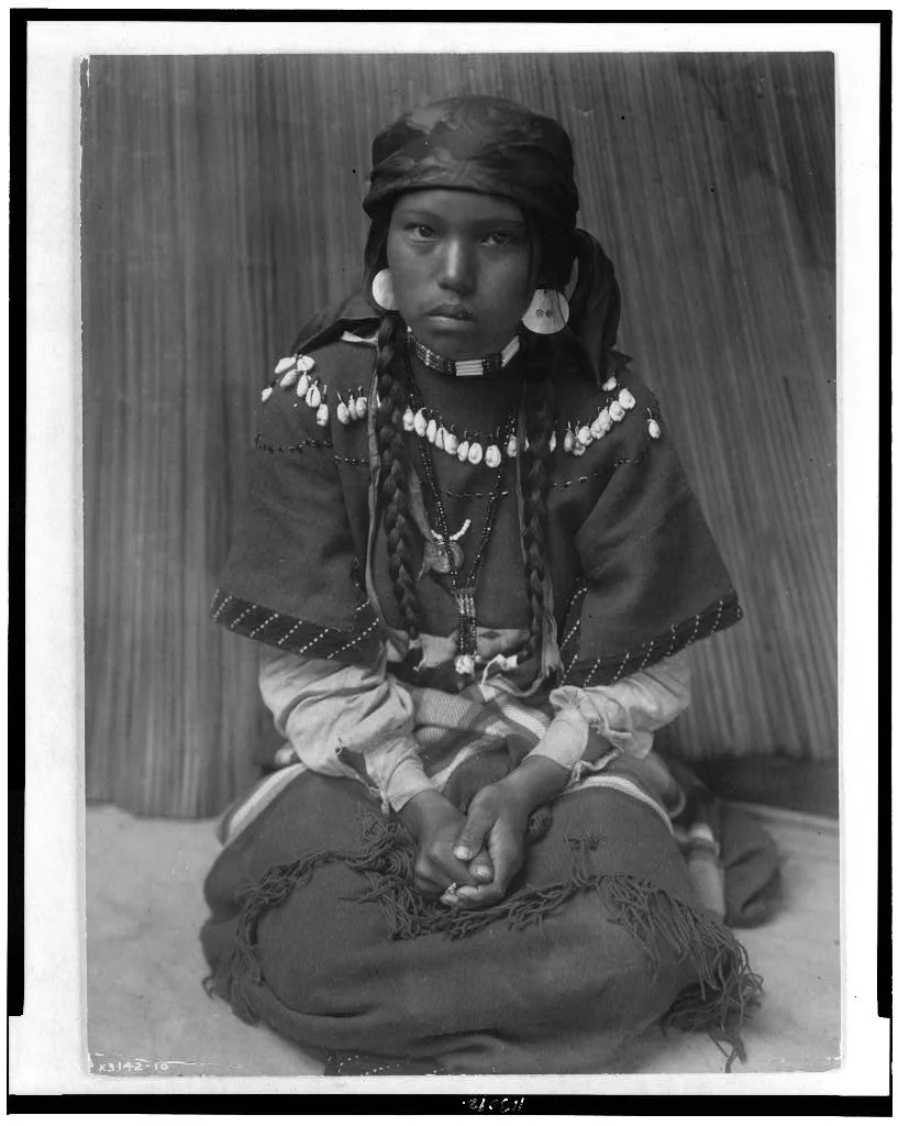Touch her dress--Kalispel, 1910
