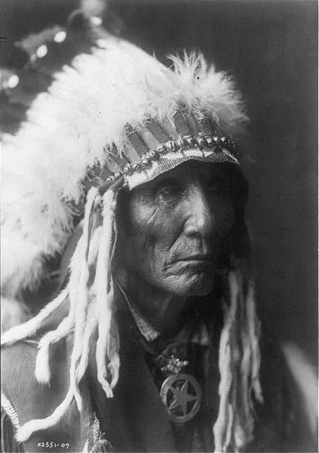 [Calico - Oglala, head-and-shoulders portrait, facing right], 1890