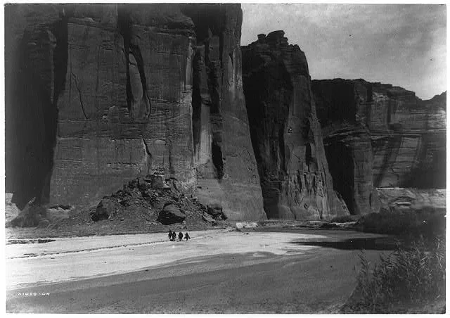 The cliffs, Canyon de Chelly, Ariz, Arizona, Canyon De, Chelly, 1905