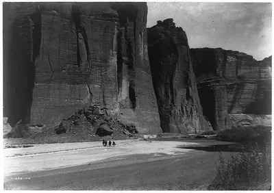 The cliffs, Canyon de Chelly, Ariz, Arizona, Canyon De, Chelly, 1905
